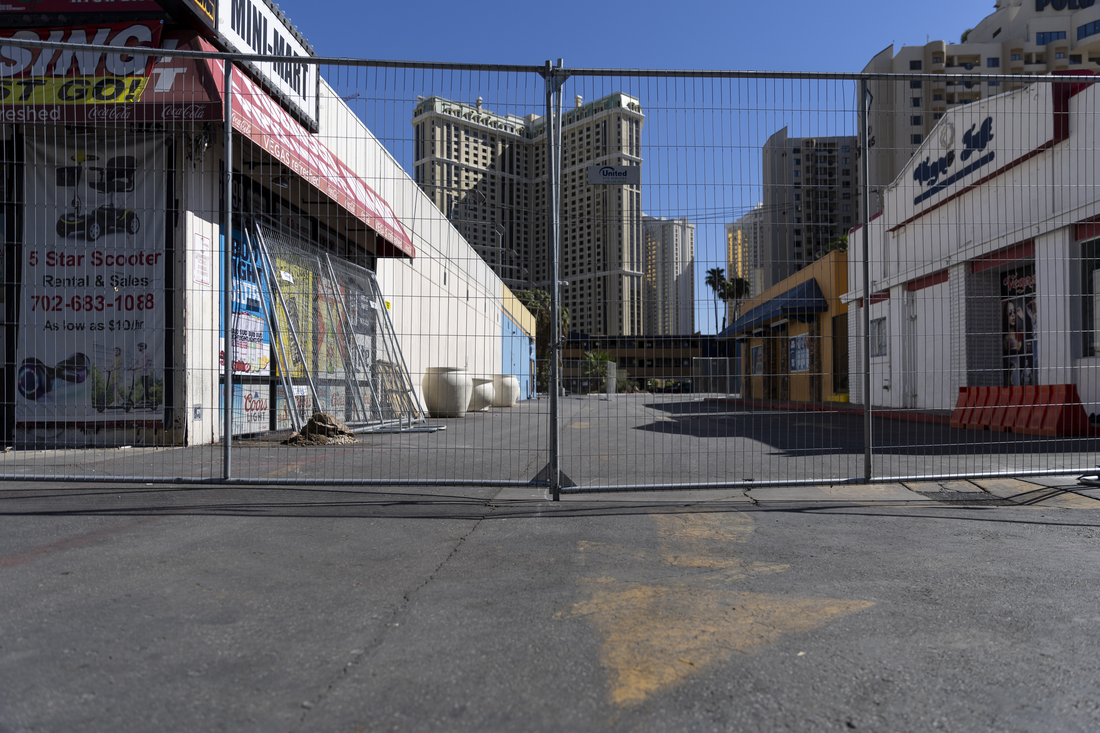 Tilman Fertitta menarik izin pembongkaran gedung Las Vegas Strip