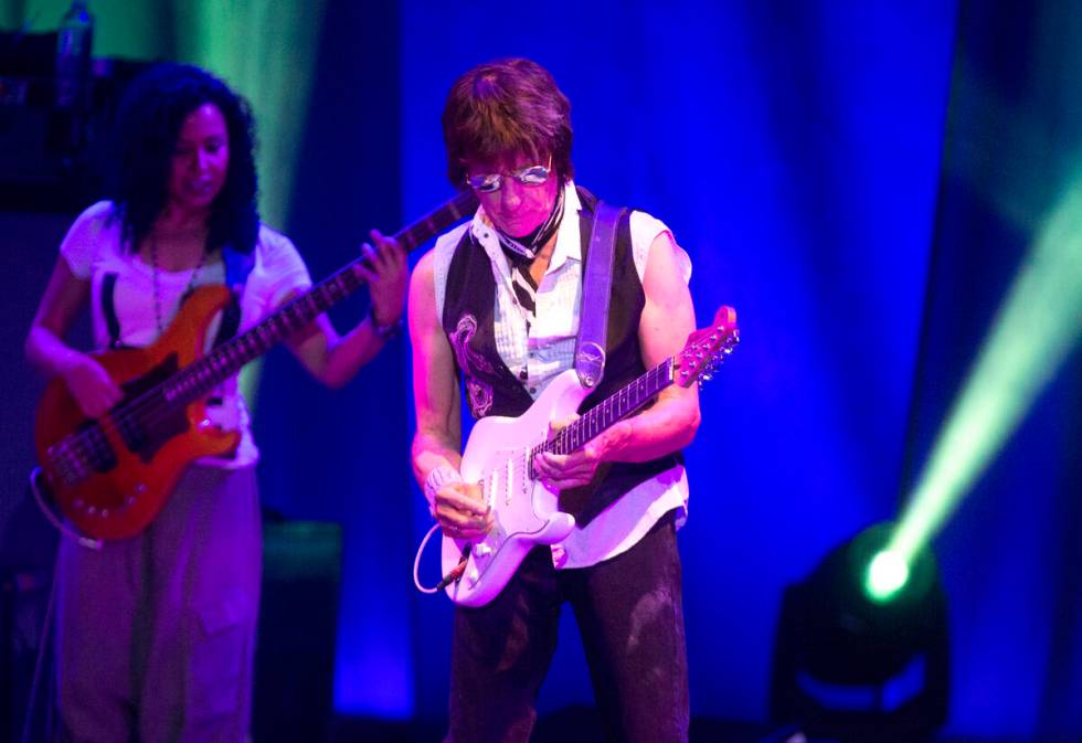 Jeff Beck tampil di konser selama "Tur Sejajar Bintang" di Paviliun BB&T...