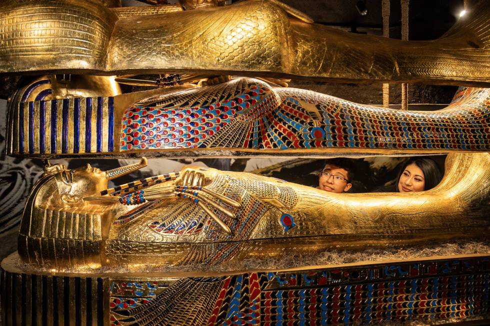 Peti mati bersarang Sarcophogus di Discovering King Tut's Tomb di Luxor (Imagine Exhibitions)