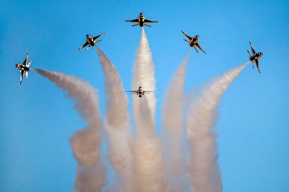 Keenam Thunderbirds Angkatan Udara AS melepaskan diri dari formasi ke arah yang berbeda selama…