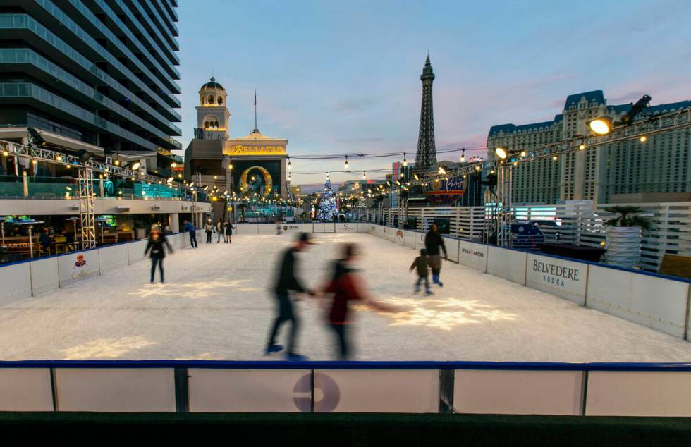 Orang-orang menikmati seluncur es di gelanggang es di The Cosmopolitan of Las Vegas pada Senin, 2 Desember 2...