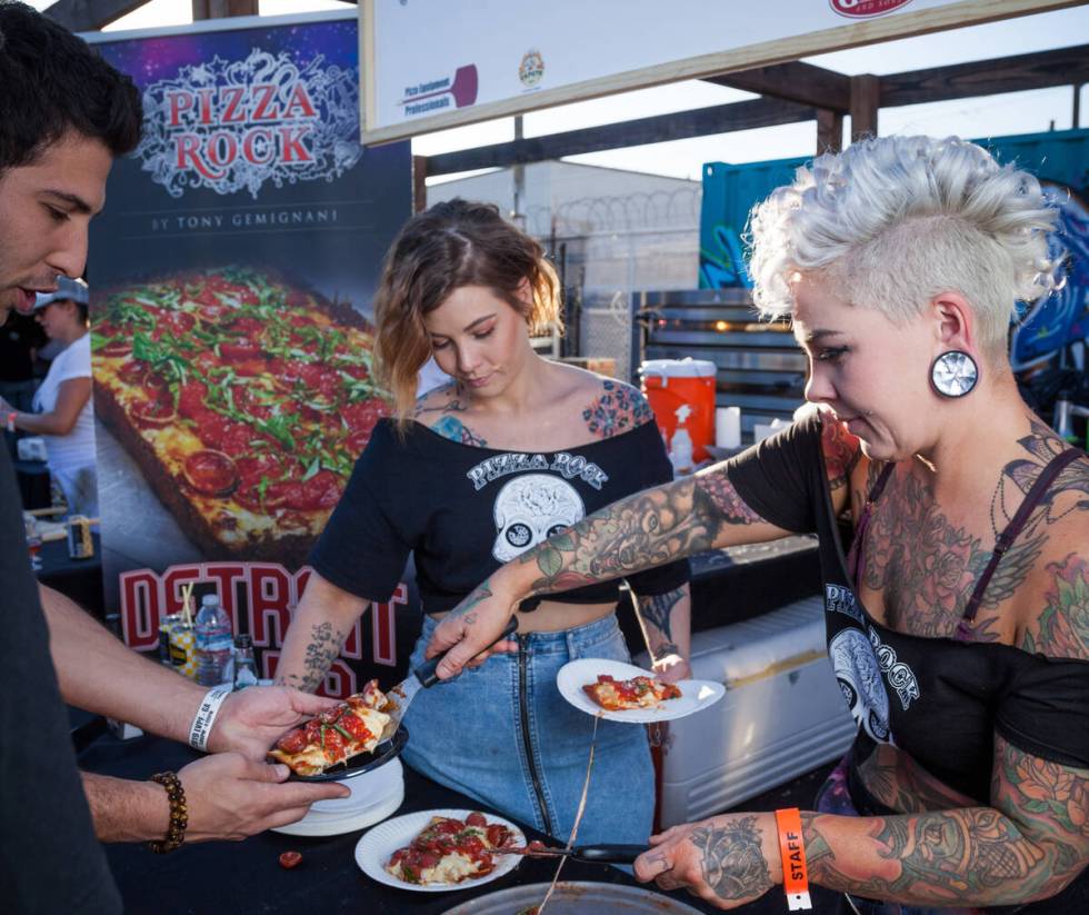 Pizza Rock melayani di Las Vegas Pizza Festival 2019.  Pakaian kembali ke festival 2022 ...