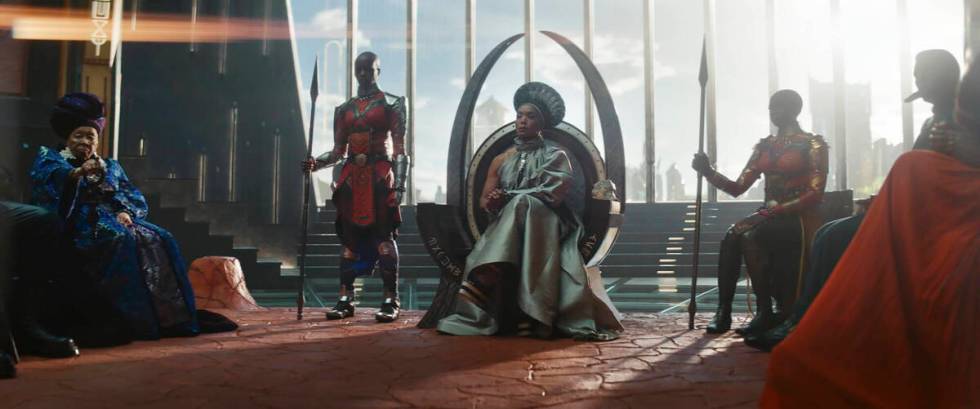 (Kiri-Kanan): Dorothy Steel sebagai Penatua Suku Pedagang, Florence Kasumba sebagai Ayo, Angela Bassett sebagai Ramond ...
