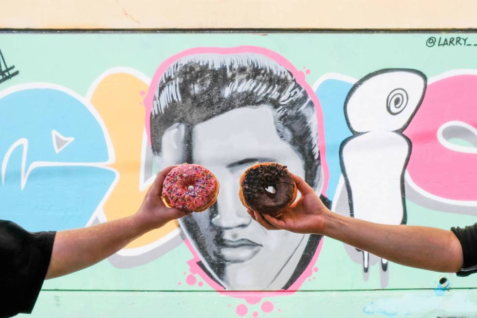 Tur donat bawah tanah dimulai dengan tamasya pada 11 November 2022, dengan berhenti di empat donat, di ...