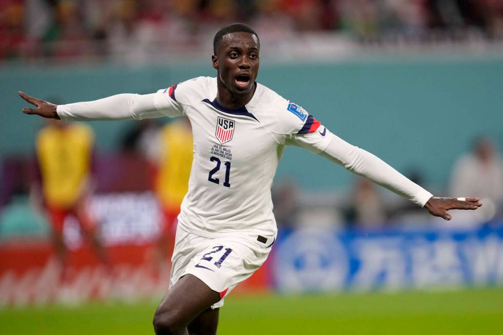 Tim Weah dari Amerika Serikat merayakan setelah mencetak gol selama Piala Dunia, ma...