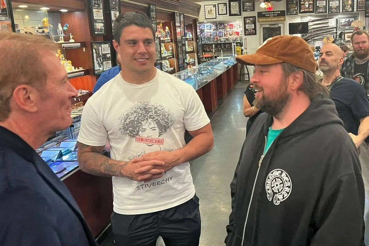 Raiders linebacker Blake Martinez chats with Gold & Silver Pawn General Manager Andy Zimmerman, ...