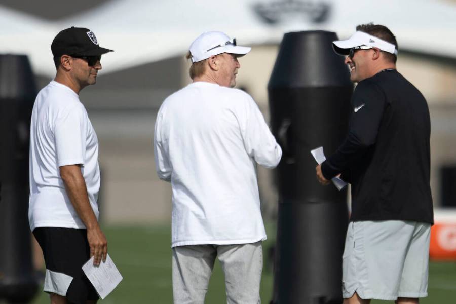 Mark Davis dari Raiders memberi kepercayaan pada Josh McDaniels