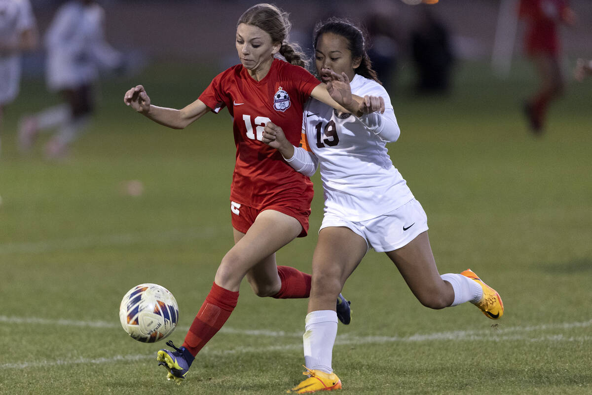 Coronado’s Tia Garr (12) dribbles against Desert Oasis’ Victoria Poon (19) durin ...