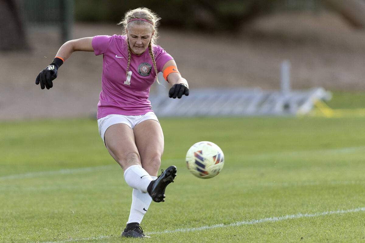 Desert Oasis goalkeeper Bryanna Perry (1) kicks the ball into play during a Class 5A girls socc ...