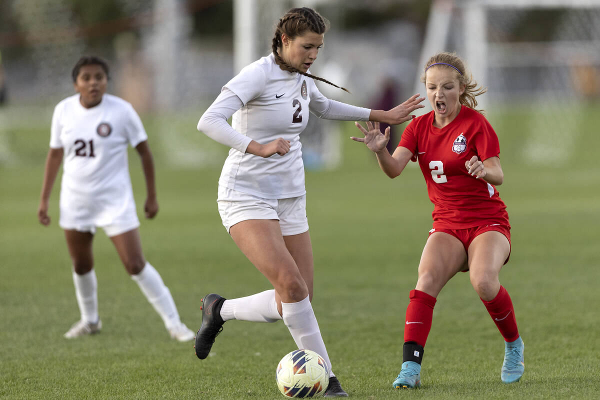 Desert Oasis’ Kate Perkes (2) dribbles against Coronado’s Elle Bachhuber (2) duri ...