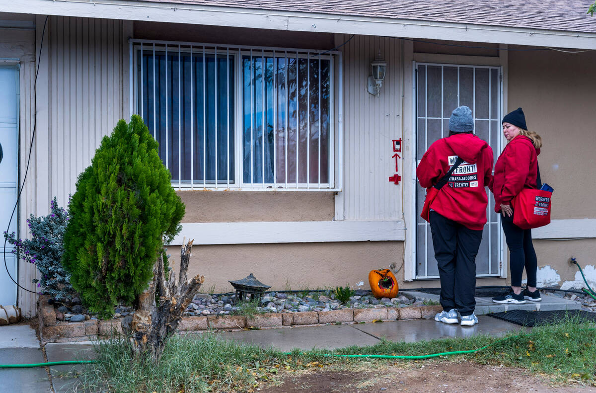 Mirian Cervantes, right, and her daughter Arlett Tovar with the Culinary Union canvass an easts ...