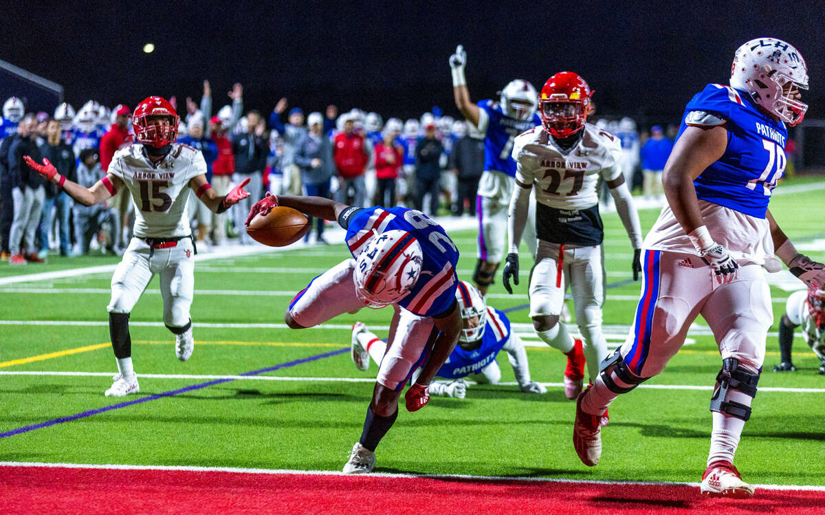 Liberty RB Jeremiah Ioane (28) scores past Arbor View defenders during the second half of their ...