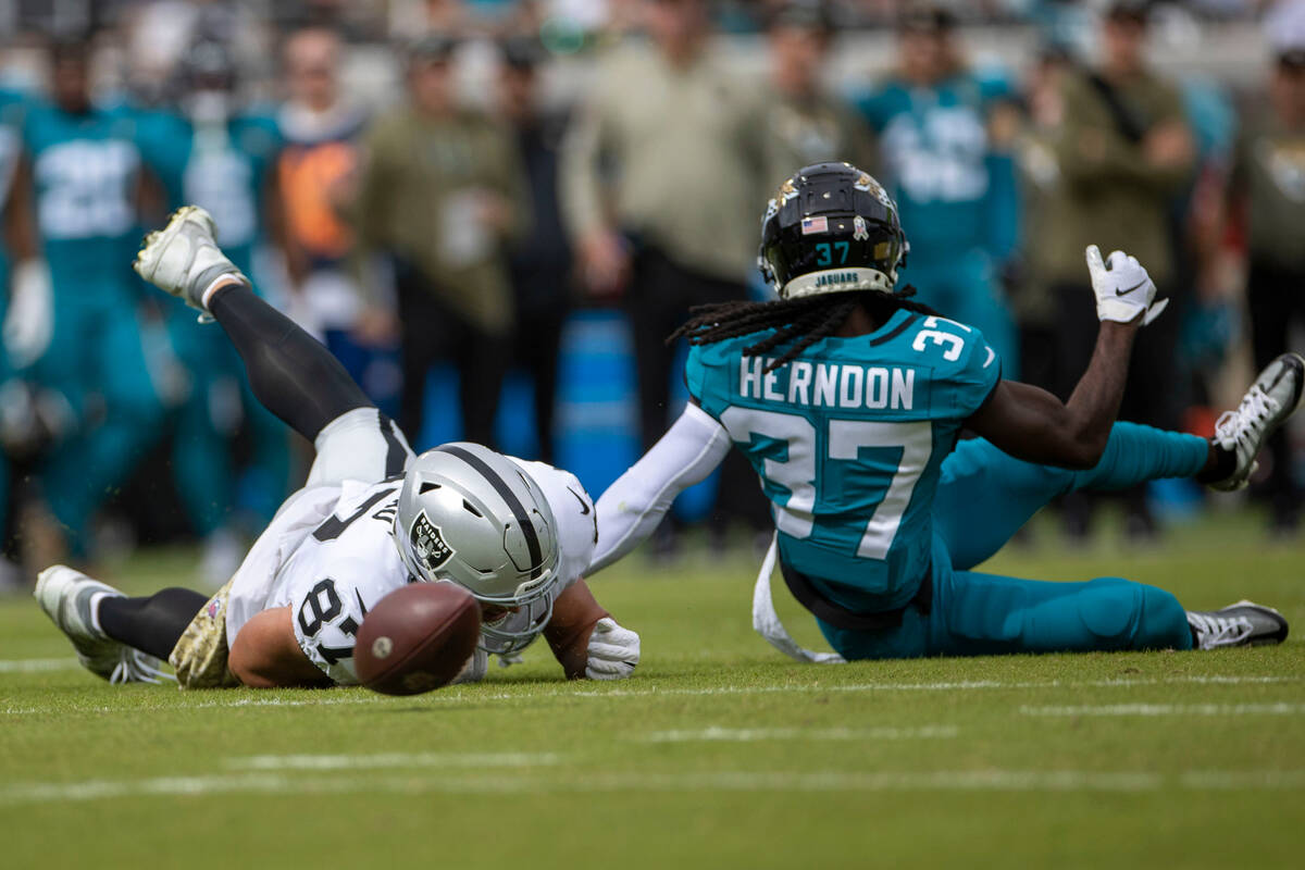 Raiders tight end Foster Moreau (87) can’t reel in a catch that is defended by Jacksonvi ...