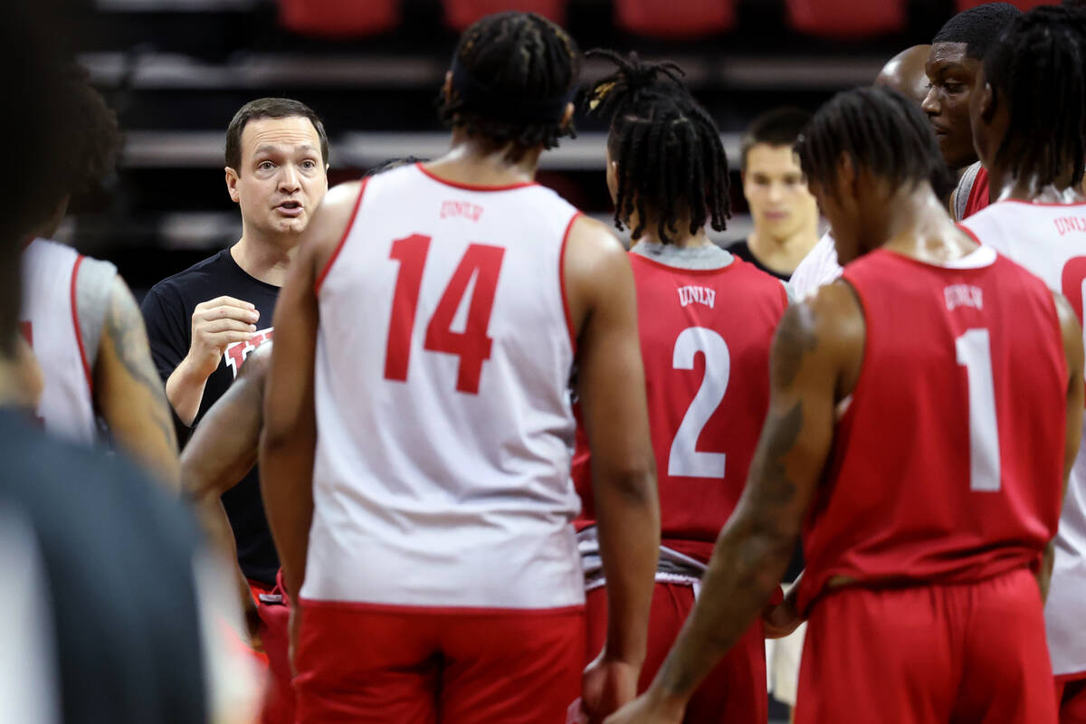 Pelatih bola basket UNLV Kevin Kruger perlu berkembang di musim ke-2