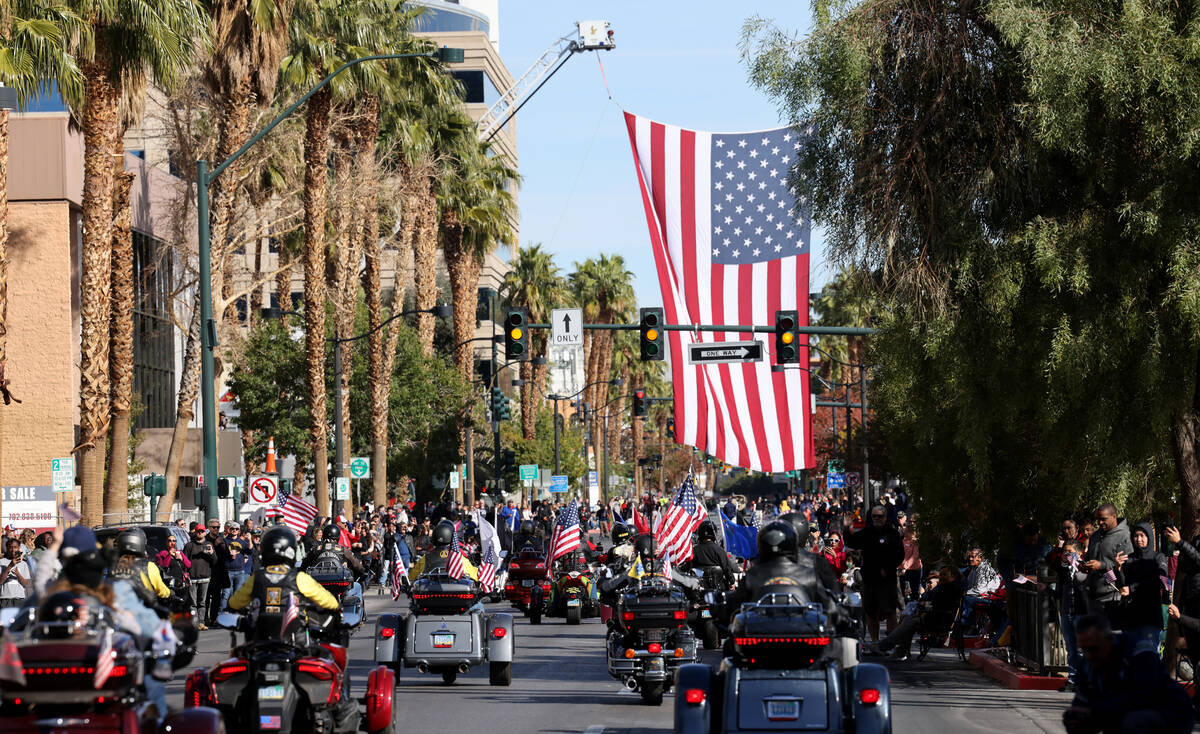 Warga Memberi Penghormatan kepada Para Veteran di Parade Las Vegas — FOTO |  Pusat kota |  Lokal