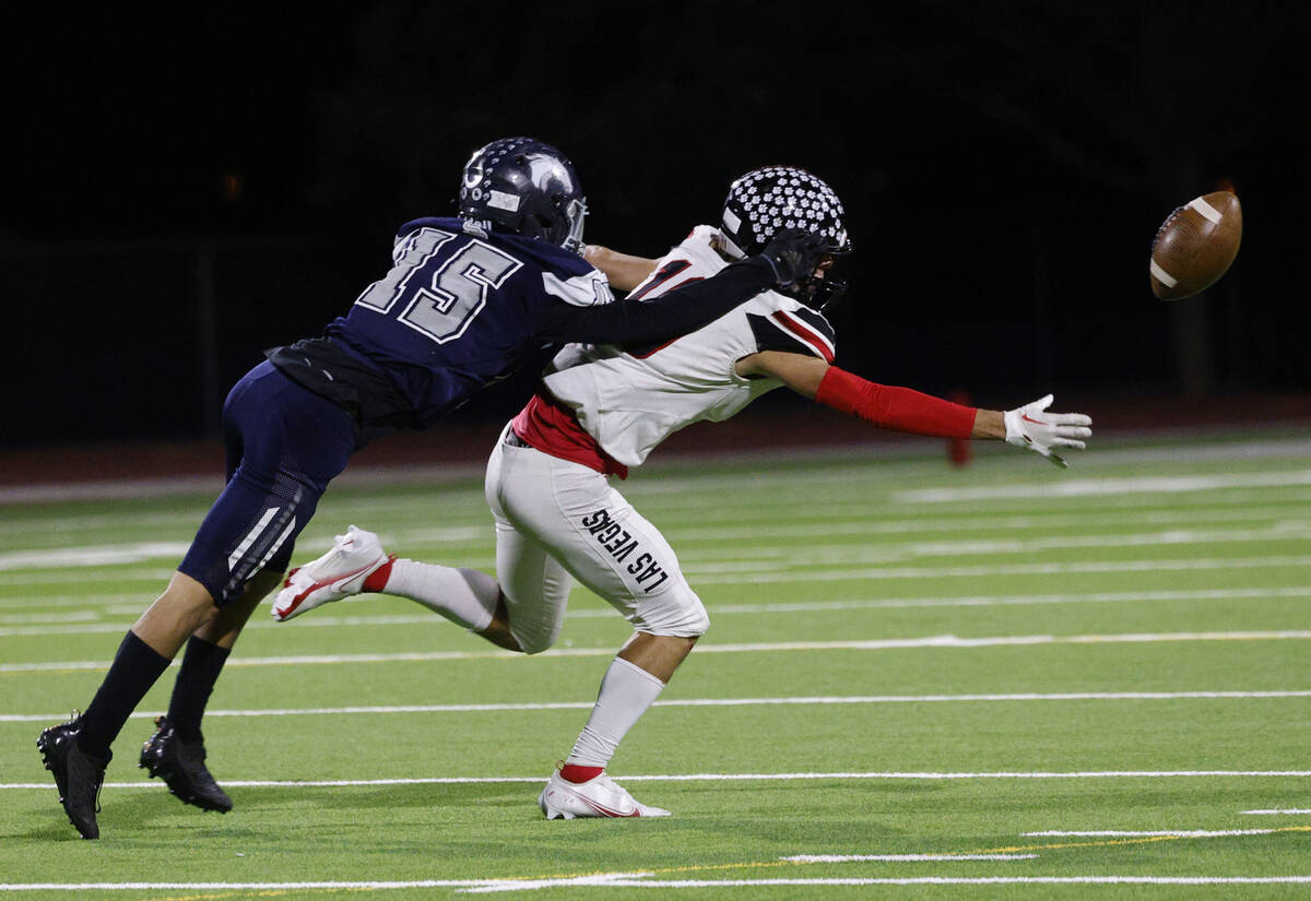 Las Vegas’ Ryan Harper, right, fails to make the catch against Shadow Ridge’s Die ...