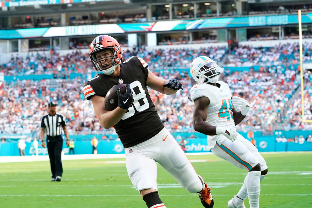 Cleveland Browns tight end Harrison Bryant (88) scores a touchdown during the first half of an ...