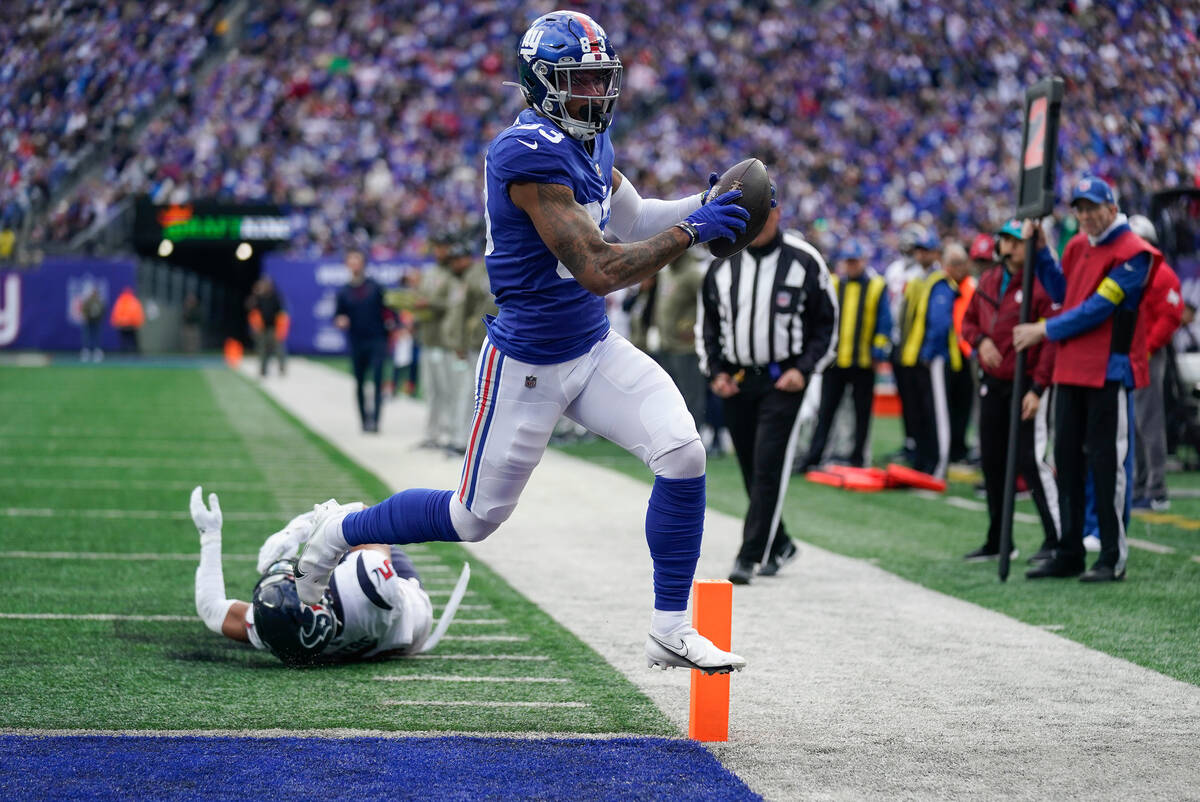 New York Giants tight end Lawrence Cager (83) crosses the goal line to score a touchdown agains ...