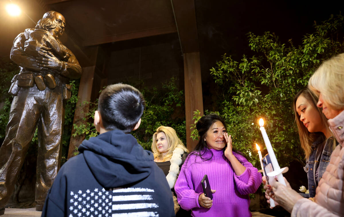 Patung mendiang Petugas Polisi Las Vegas Erik Lloyd diresmikan