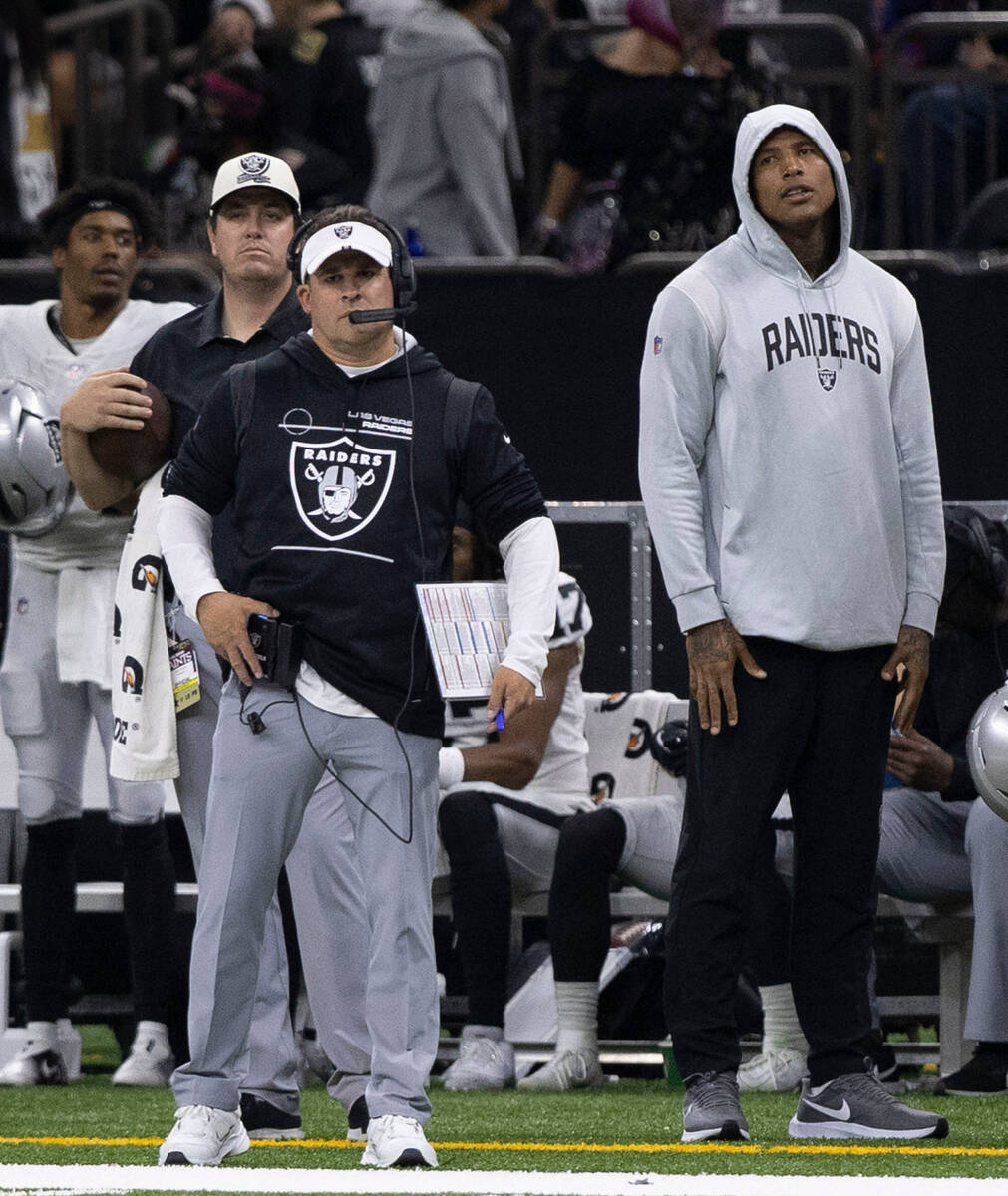 Raiders head coach Josh McDaniels looks on from the sideline with Raiders tight end Darren Wall ...