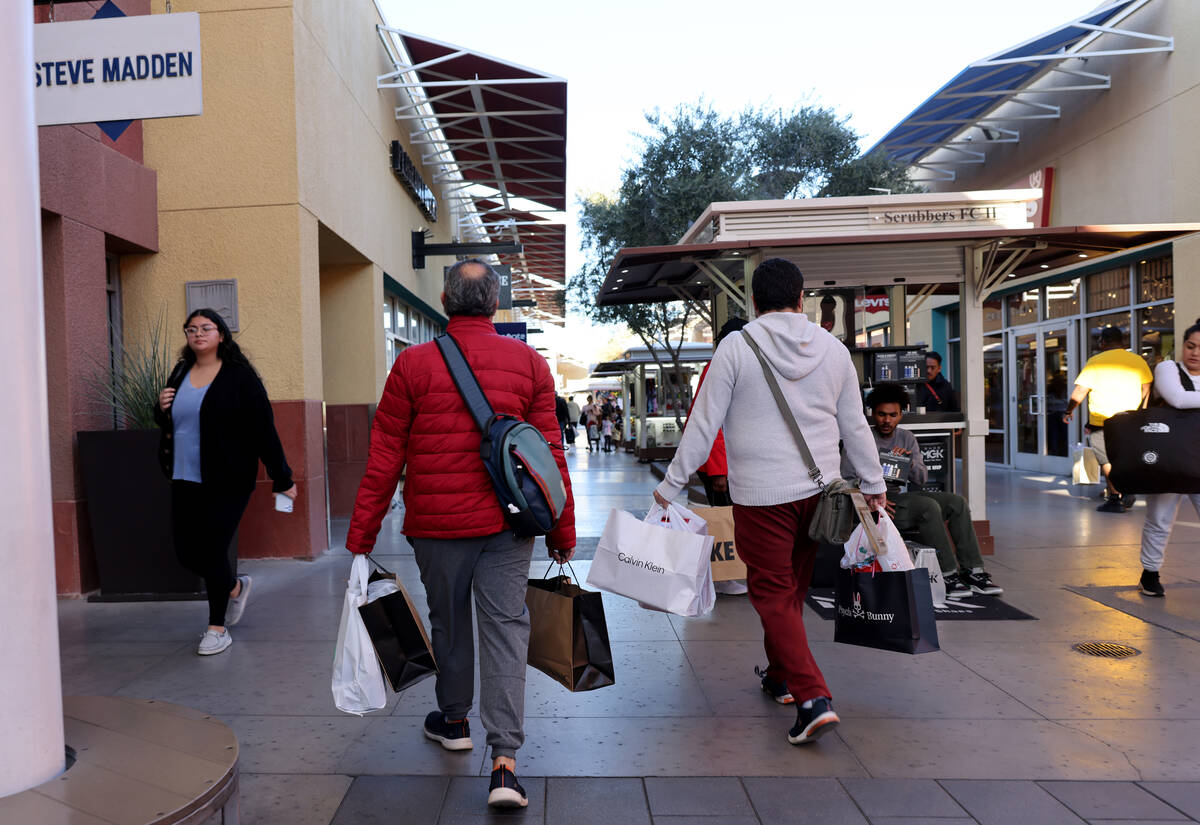 Shoppers at Las Vegas Premium Outlets North Thursday, Nov. 17, 2022. (K.M. Cannon/Las Vegas Rev ...