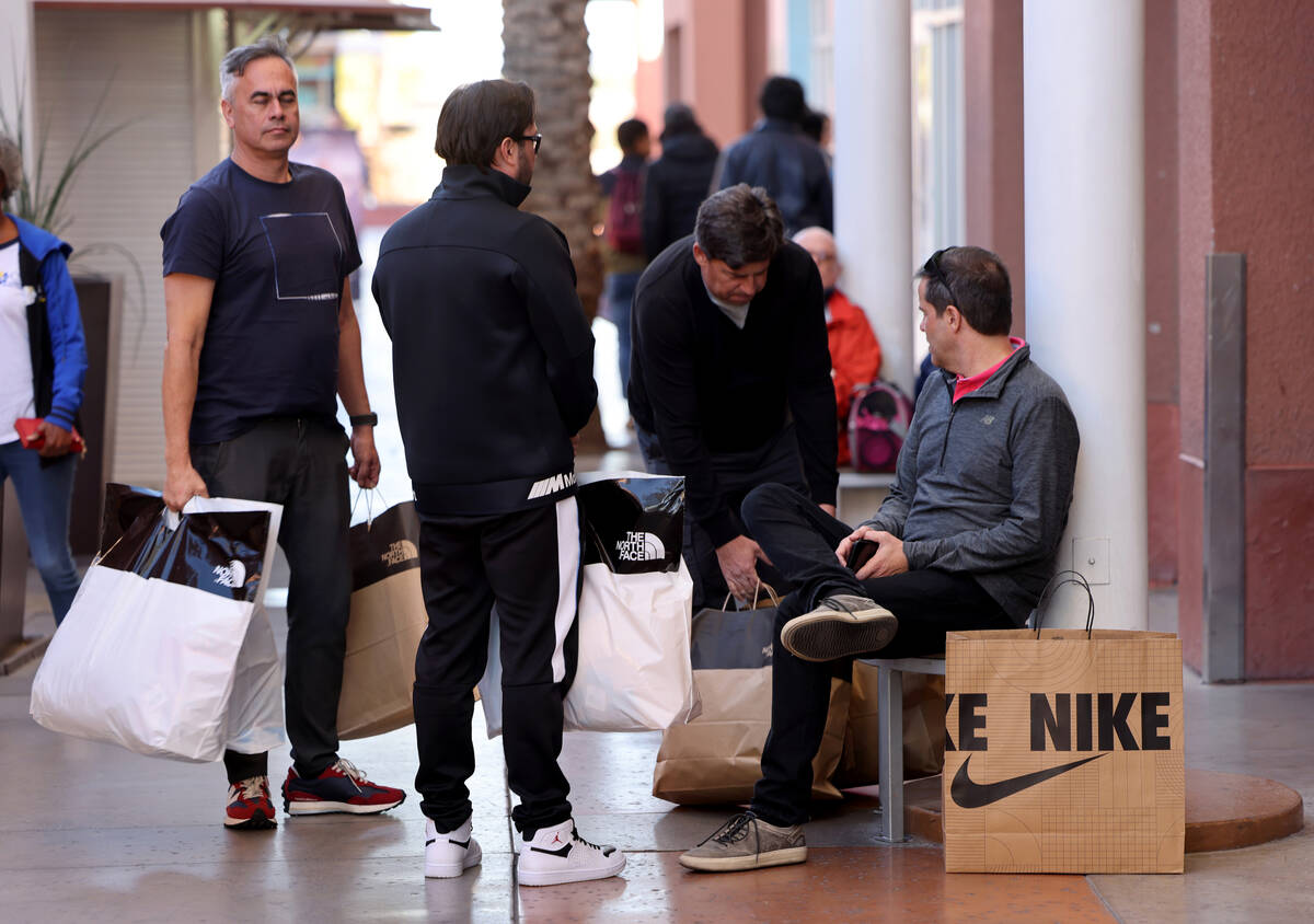 Shoppers at Las Vegas Premium Outlets North Thursday, Nov. 17, 2022. (K.M. Cannon/Las Vegas Rev ...
