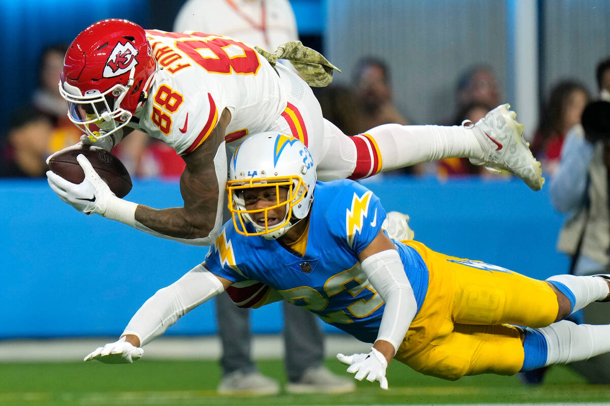 Kansas City Chiefs tight end Jody Fortson, top, makes a catch as Los Angeles Chargers cornerbac ...