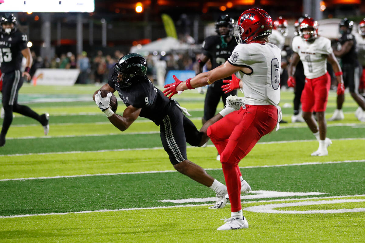 Hawaii defensive back Malik Hausman (9) breaks up a pass intended for UNLV wide receiver Jeff W ...