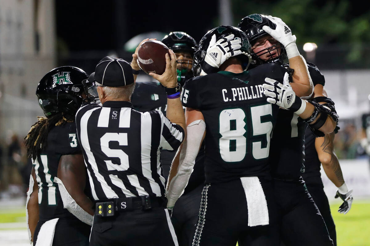 Hawaii tight end Caleb Phillips (85) reacts with teammates after making a touchdown against UNL ...