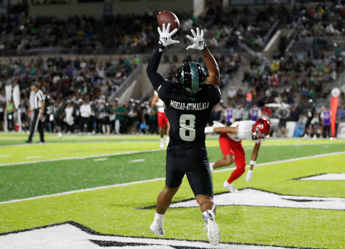 Hawaii wide receiver Tamatoa Mokiao-Atimalala (8) pulls in a touchdown catch against UNLV durin ...