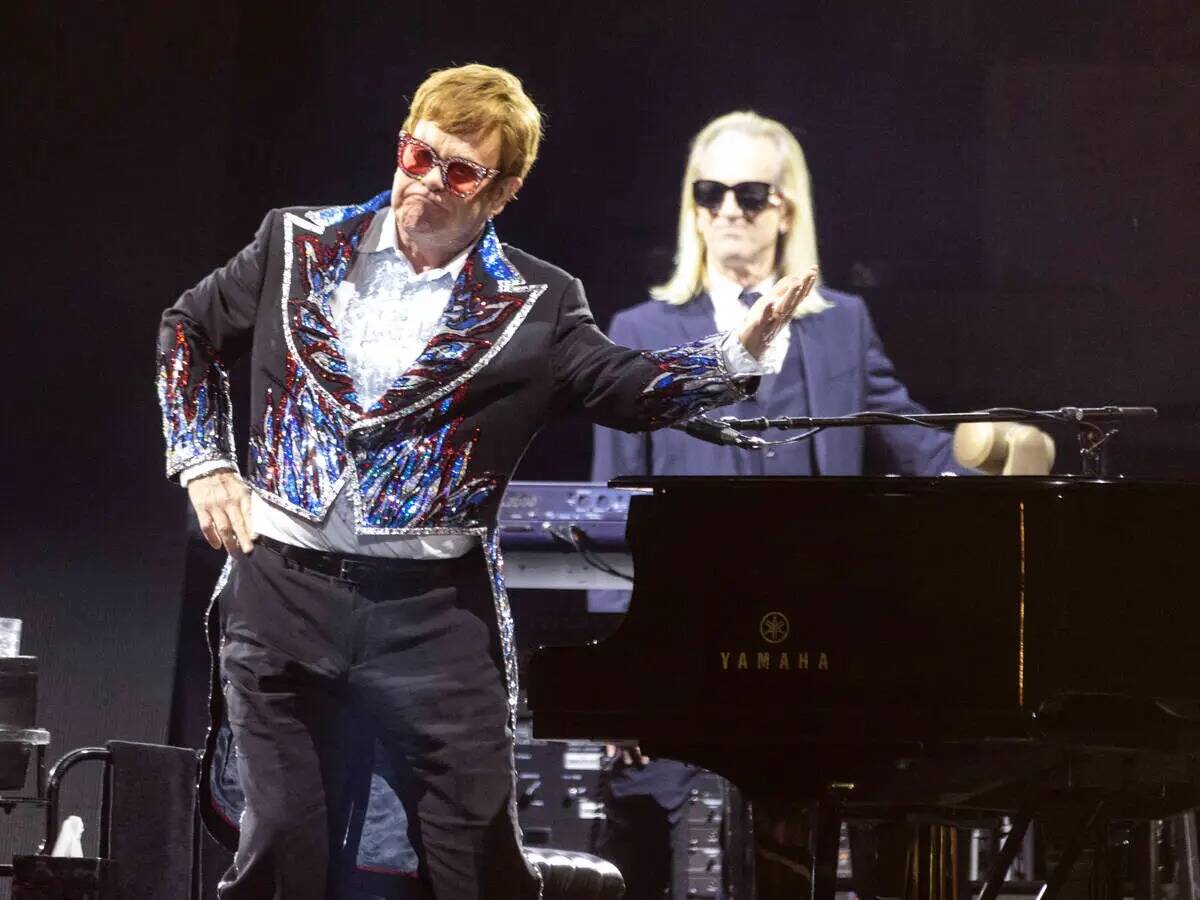 Elton John agradece al público durante su gira final ''Farewell Yellow Brick Road'' en Allegia ...