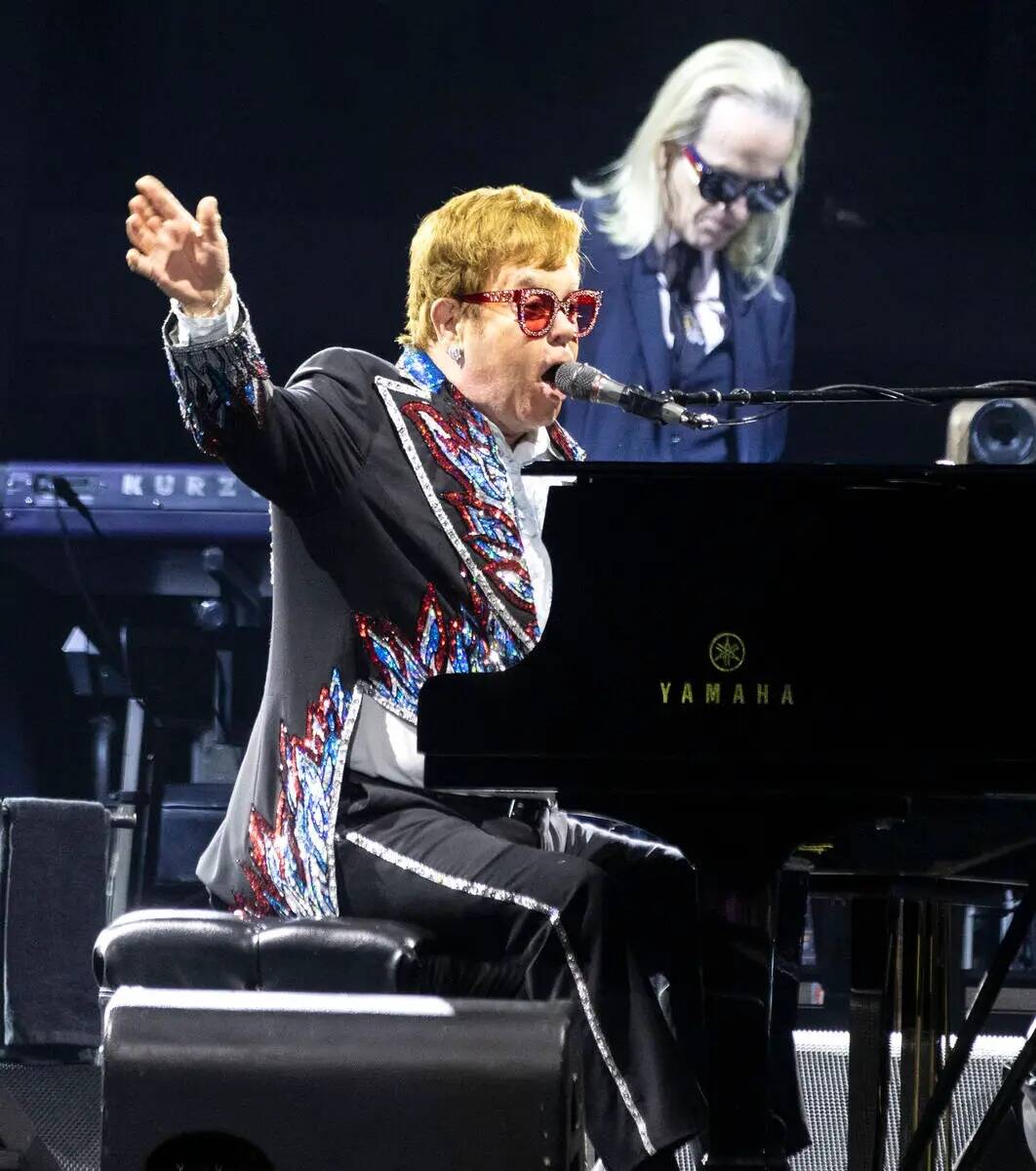 Elton John se presenta durante su gira final ''Farewell Yellow Brick Road'' en Allegiant Stadiu ...