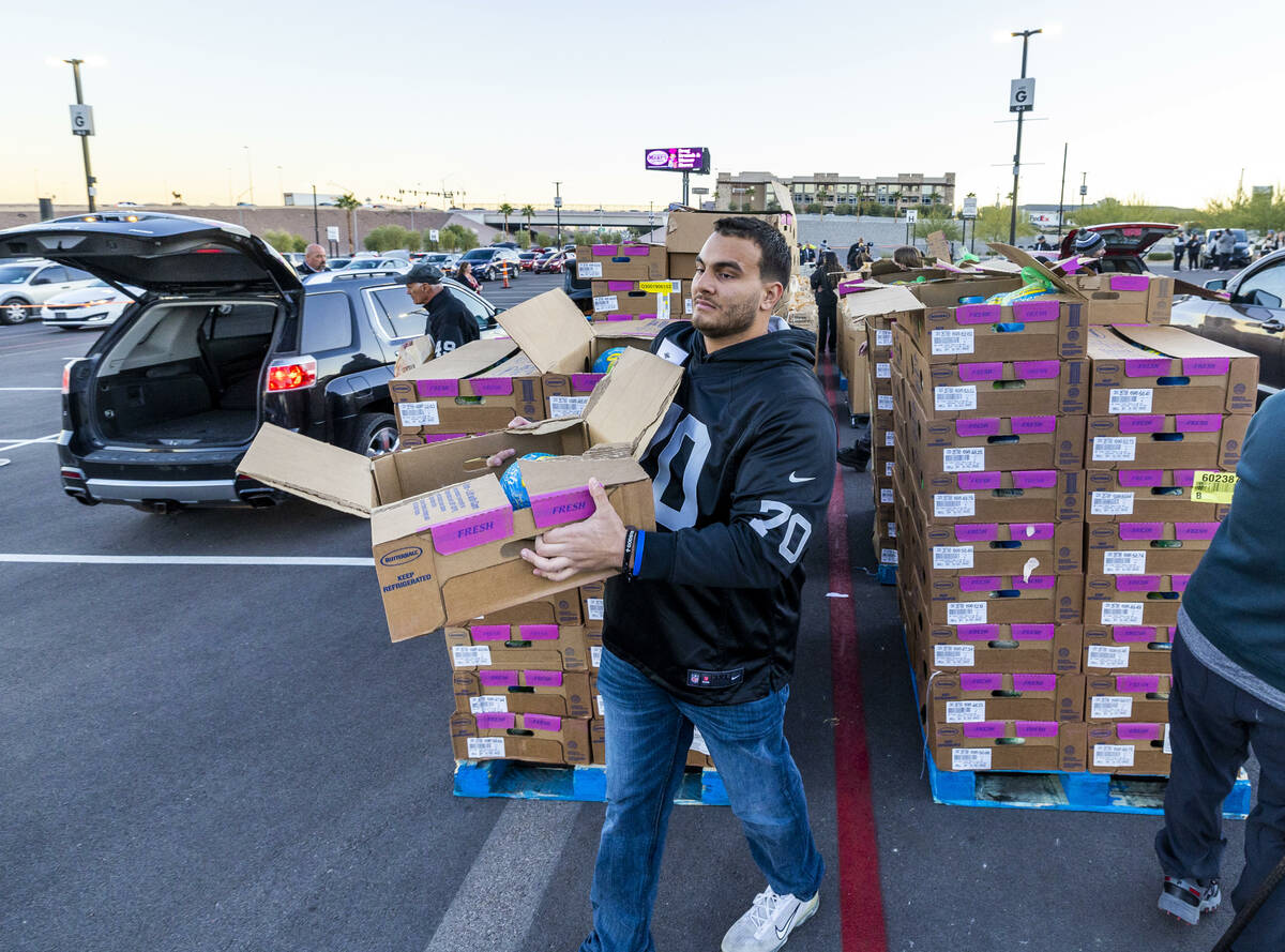 Raiders offensive tackle Sebastian Gutierrez (70) delivers a box of turkeys as he joins Raiders ...