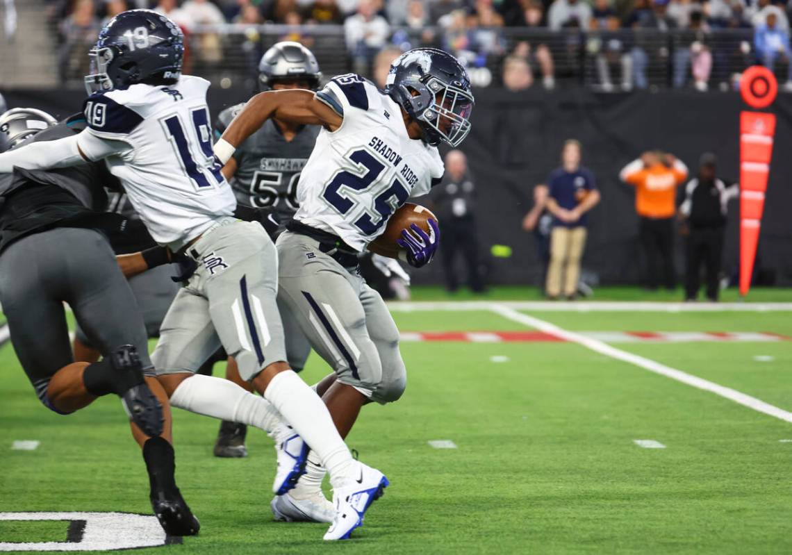 Shadow Ridge's JaQuieze Holland (25) breaks through Silverado defense during the first half of ...