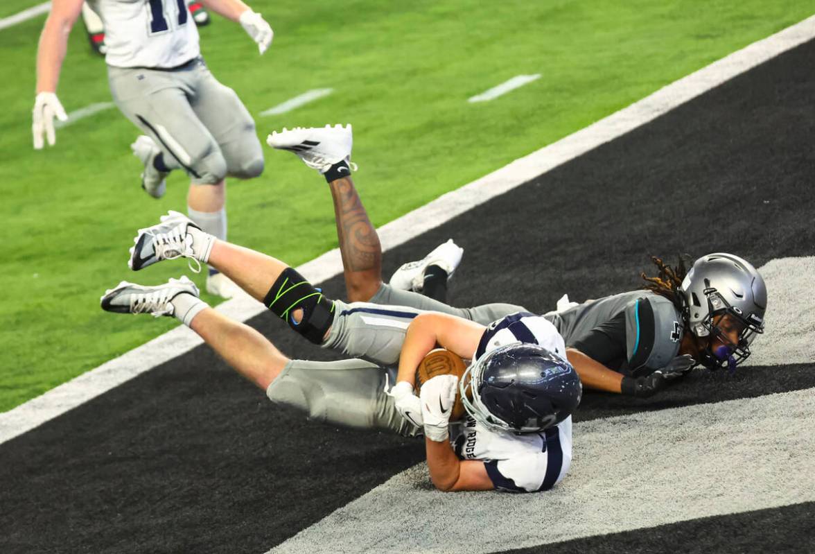 Shadow Ridge's Evan Cannon (42) scores a touchdown against Silverado's Shyne Johnson (4) during ...