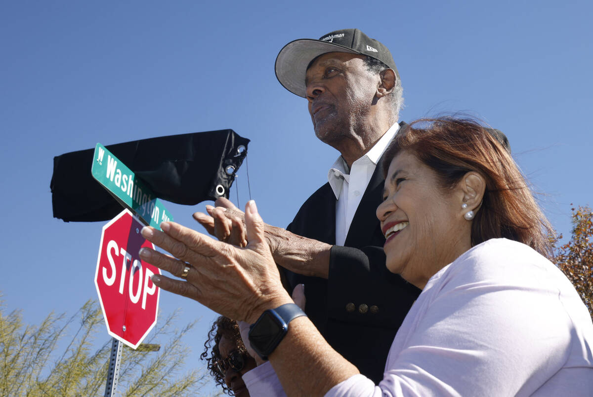 Harvey Munford, a former Nevada assemblyman and community leader, center, and his wife Vivian a ...