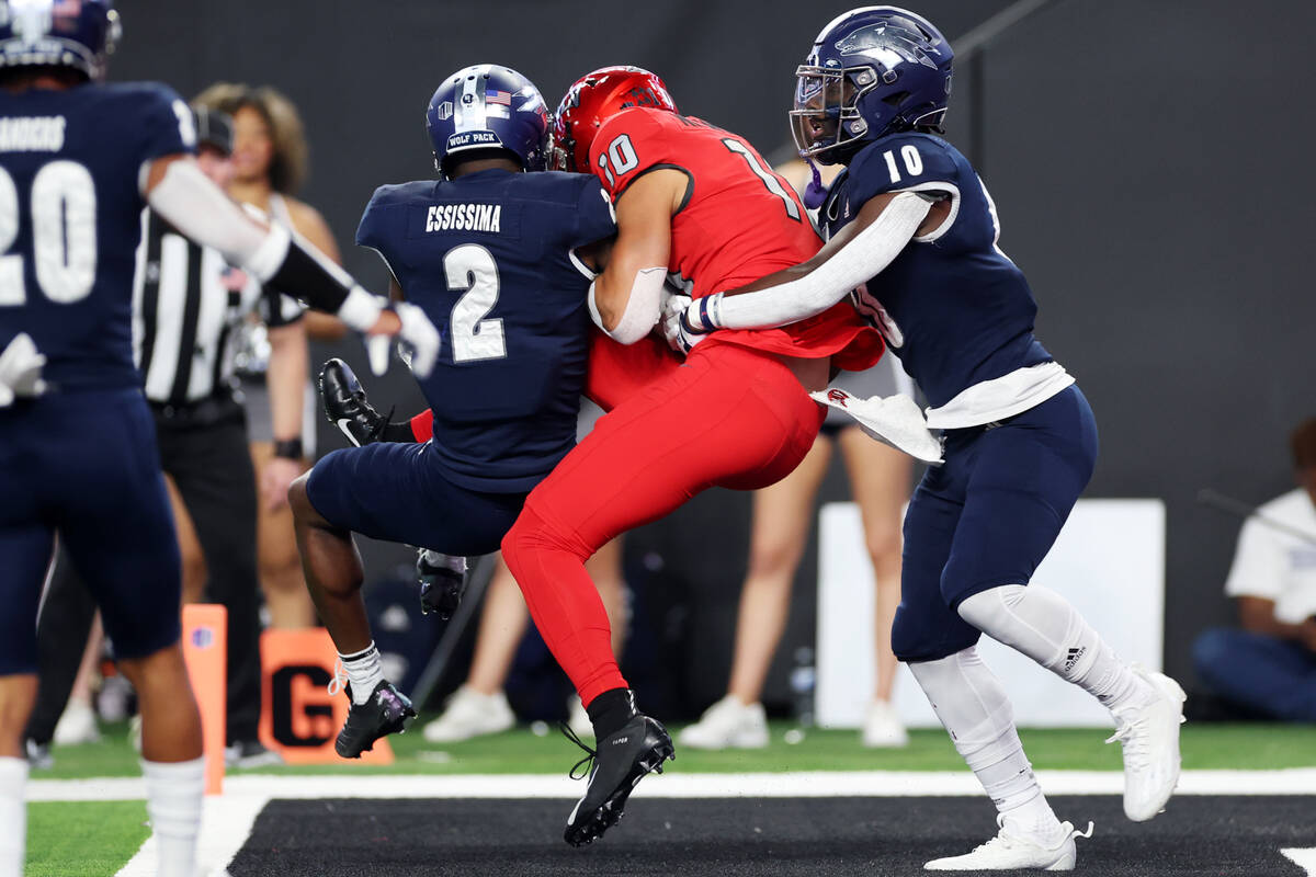 UNLV Rebels wide receiver Nick Williams (10) catches the ball for a touchdown under pressure fr ...