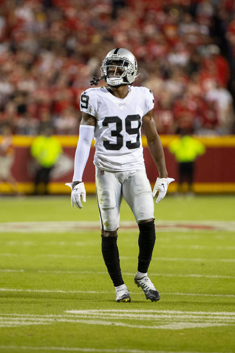 Raiders cornerback Nate Hobbs (39) watches a replay on a big screen during the first half of an ...