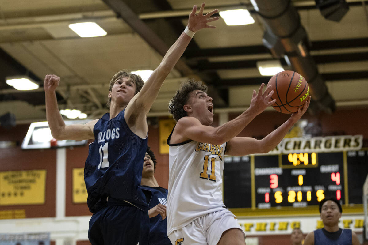 Centennial’s Toby Roberts (11) reaches to block Clark’s Tony Pignatello (11) duri ...