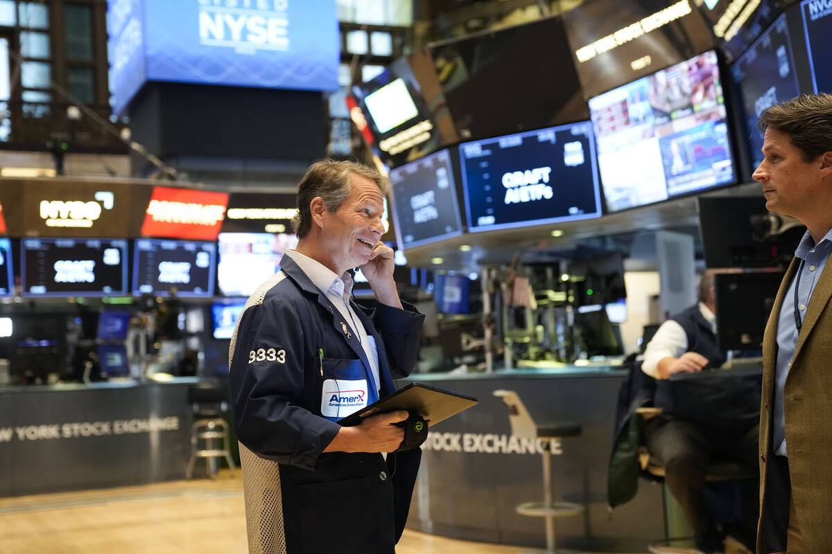 Saham naik setelah ketua Fed memberi sinyal perlambatan kenaikan suku bunga