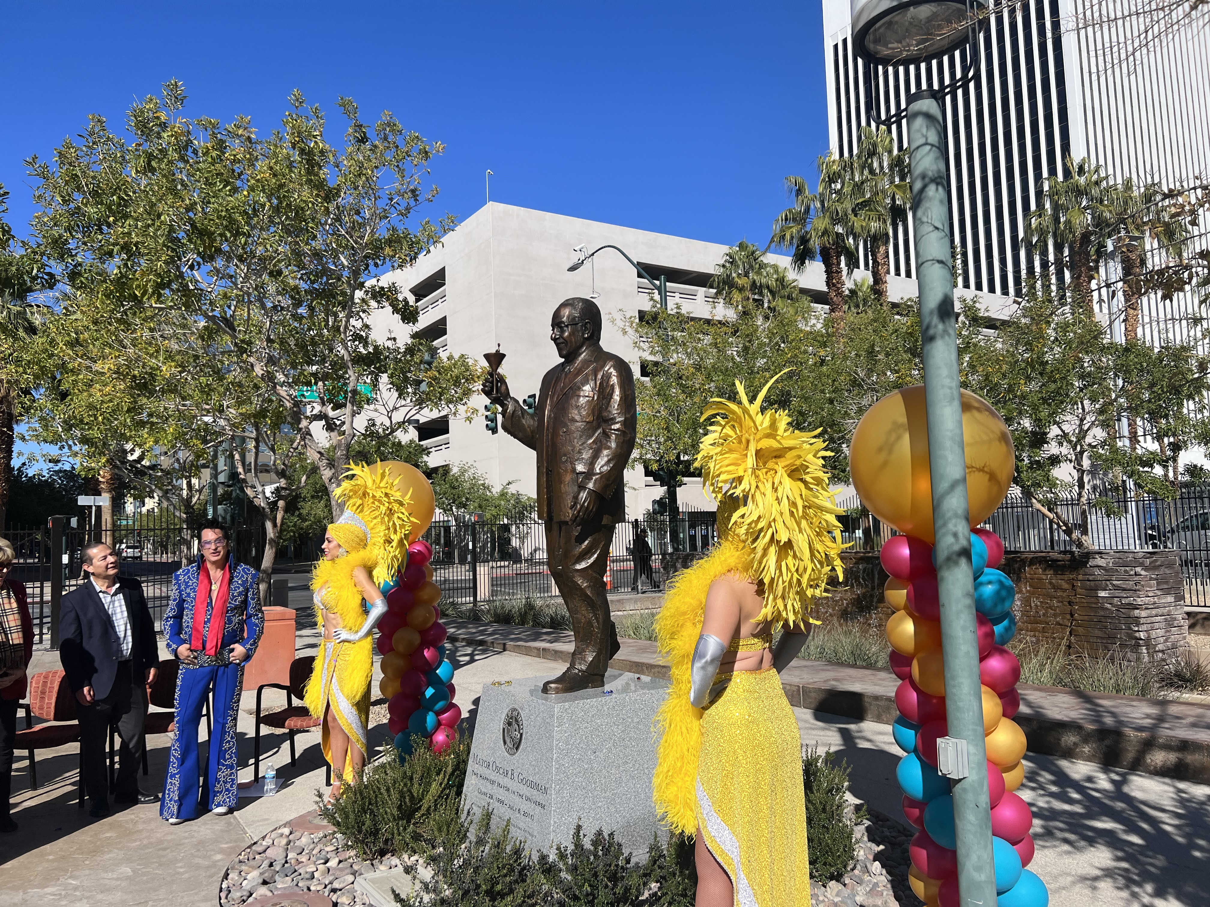 Oscar Goodman bersulang dengan patung di pusat kota Las Vegas