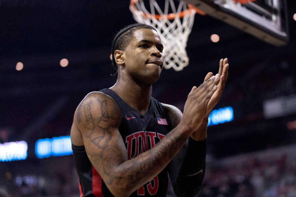 Guard UNLV Rebels Luis Rodriguez, 15, bertepuk tangan untuk timnya selama paruh pertama sebuah perguruan tinggi NCAA ...