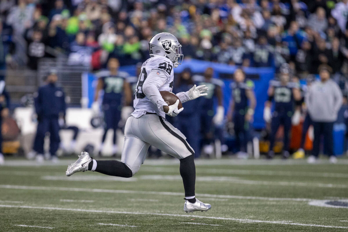 Raiders running back Josh Jacobs (28) breaks free on a 86-yard touchdown run during overtime of ...