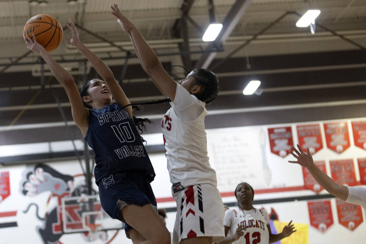 Spring Valley’s Melanie Ortiz (10) shoots against Las Vegas’ Vernonie Newson, cen ...