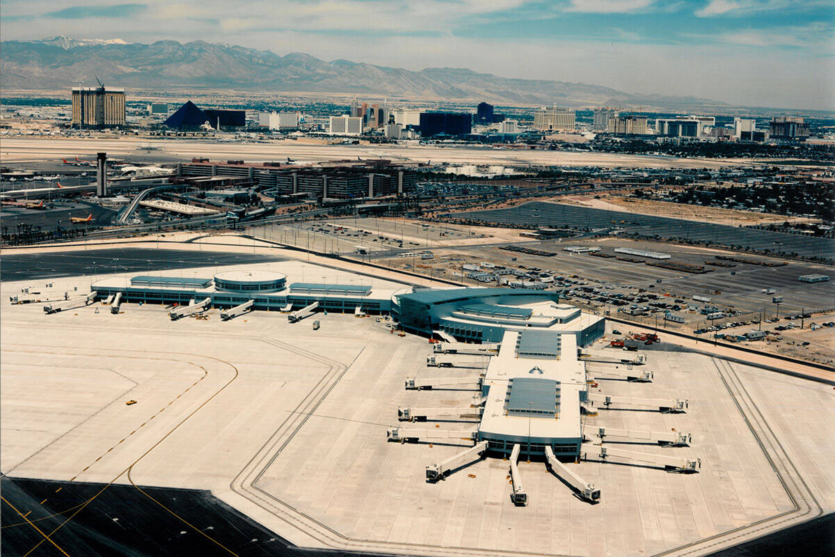 'D' Gate Satellite Concourse in 2000. (Industry Photographics, Inc.)