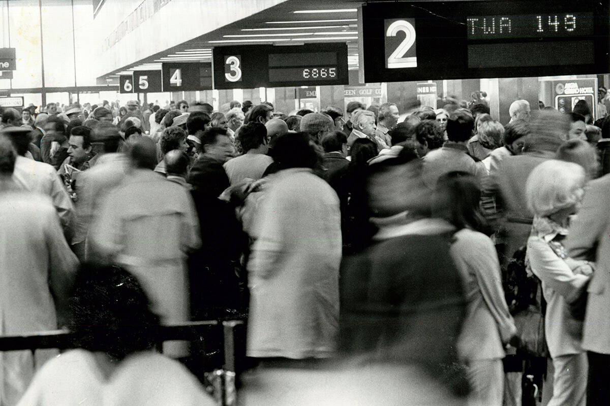 Standing room only at McCarran International Airport on Jan. 2, 1977. (Lenny Ignelzi/Las Vegas ...