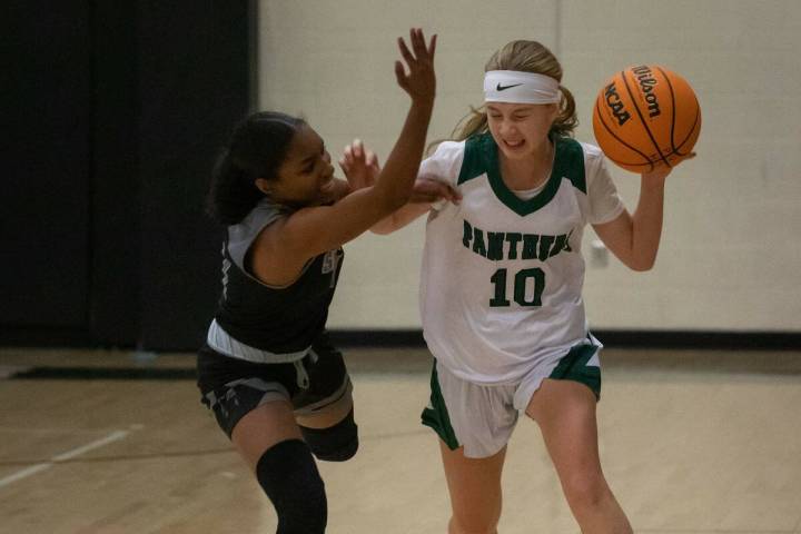 Silverado’s Ashley Saxton (11) tries to block Palo Verde’s Reagan Nehls (10) duri ...