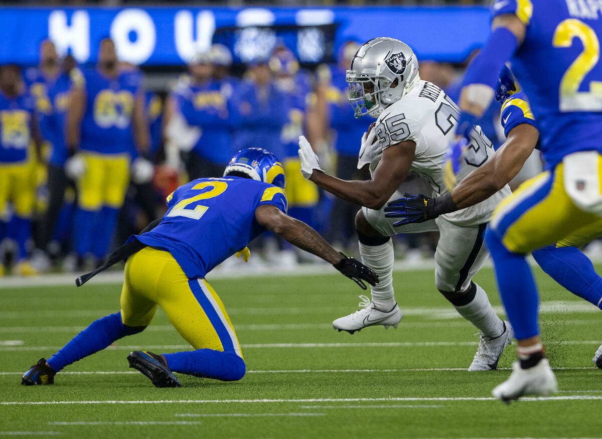 Raiders running back Zamir White (35) looks for room to run during the first half of an NFL gam ...