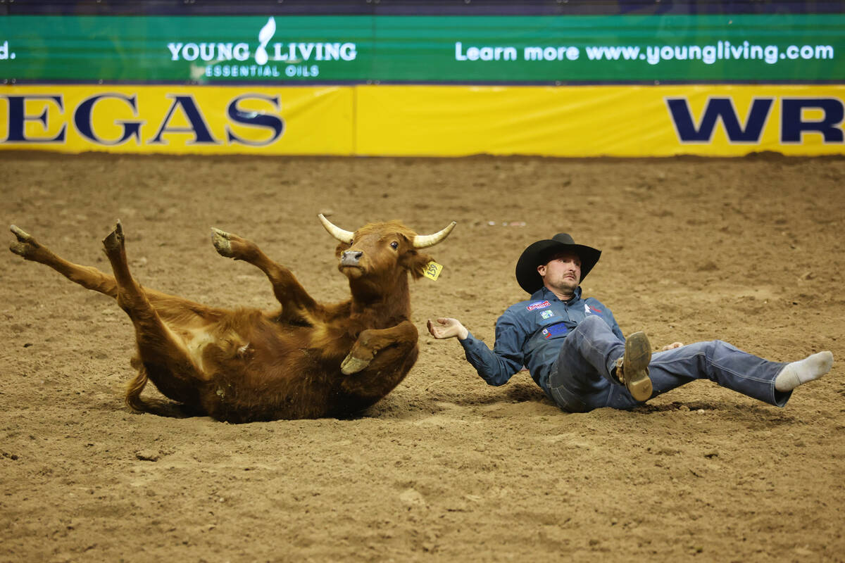 Kyle Irwin berkompetisi dalam acara gulat kemudi di Rodeo Final Nasional Wrangler ke-64 di ...