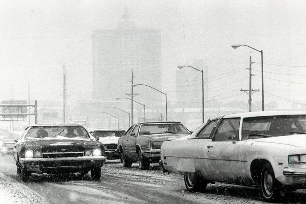 Orang-orang berkendara melewati salju saat badai salju tahun 1979. (Leonard Ignelzi/Las Vegas Review-Journal)